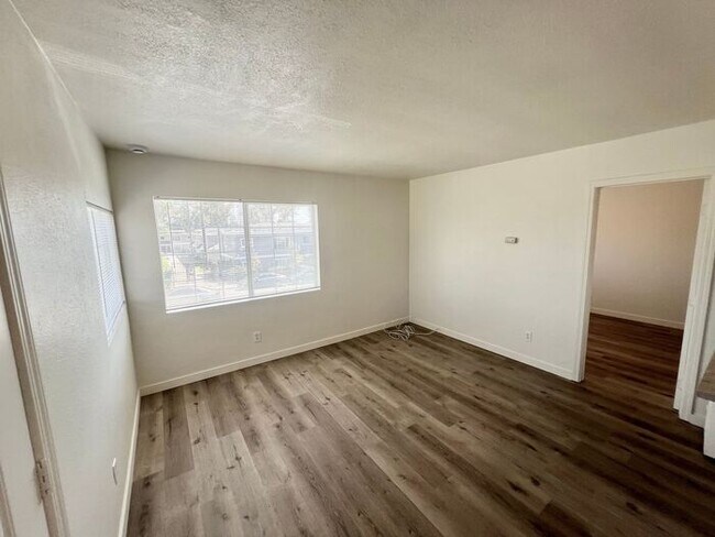 Foto del edificio - Upgraded 1 Bed / 1 Bath Upstairs Unit in L...