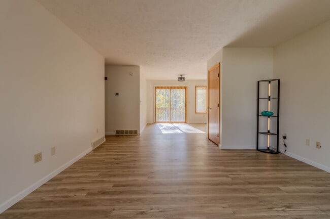 Foto del edificio - Bright, Beautiful, and Effortlessly Move-In Ready
