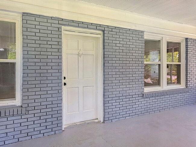 Foto del edificio - Beautifully Renovated 4 Bedroom Home in th...