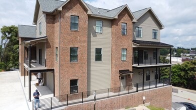 Building Photo - 1207 Hedge Ave