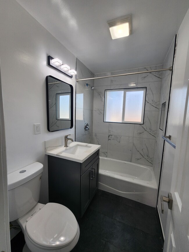 Foto del edificio - 245 E 219th St