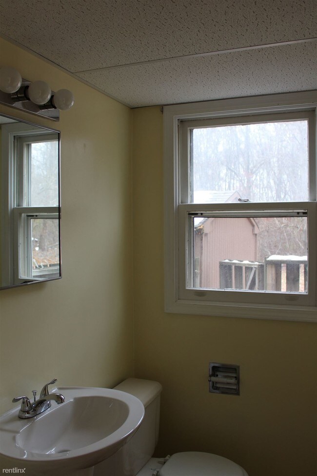 Building Photo - 2 br, 1.5 bath  - 6380 S 6th St