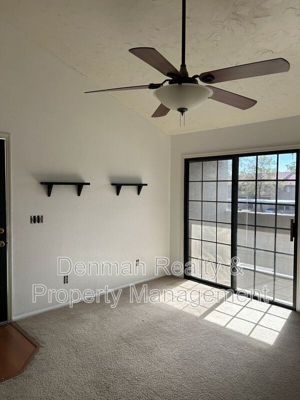 Building Photo - 533 W Guadalupe Rd