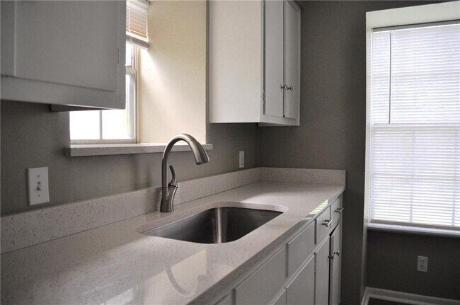 Foto del edificio - 1210 W 22nd St