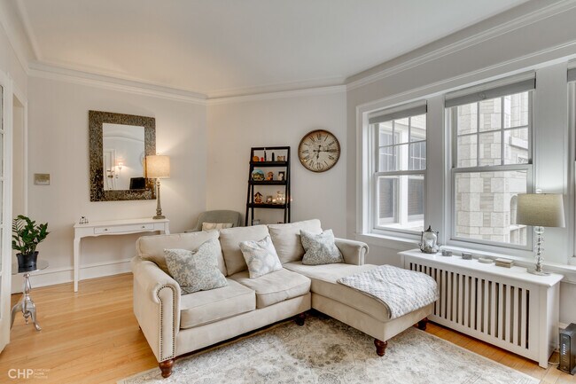 Building Photo - 548 W Brompton Ave