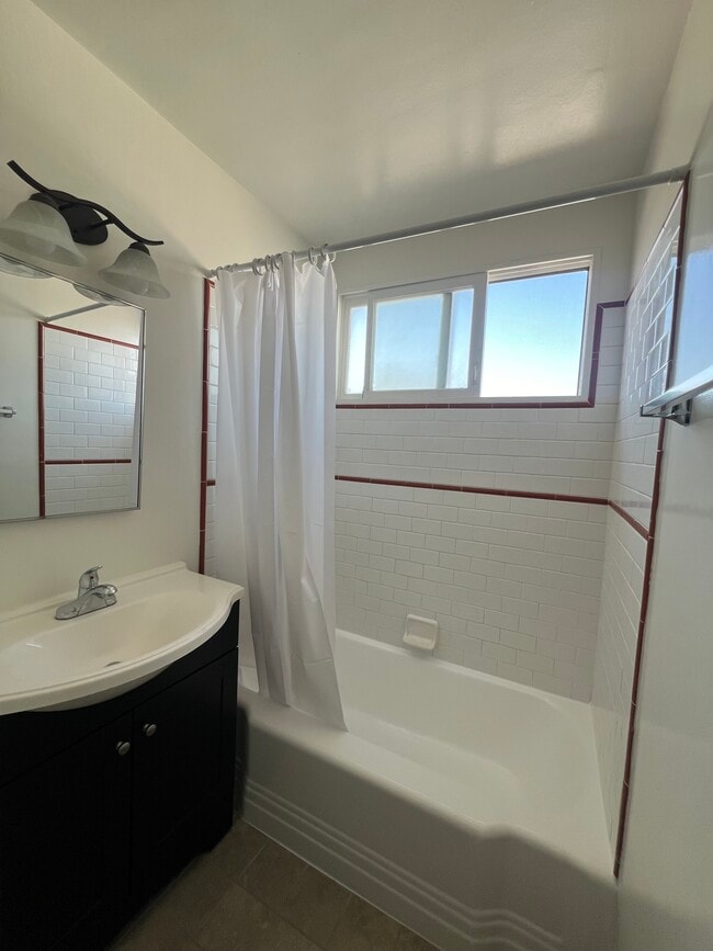 Building Photo - 2610-2612 Santa Monica Blvd