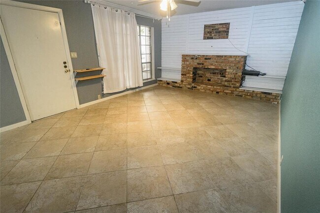 Building Photo - 2121 Fountain View Dr