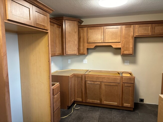 Building Photo - 4 Bedroom, 2 Bath Single Family Home in Cl...