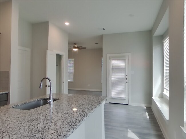 Foto del edificio - 9835 Willow Creek Commerce Dr