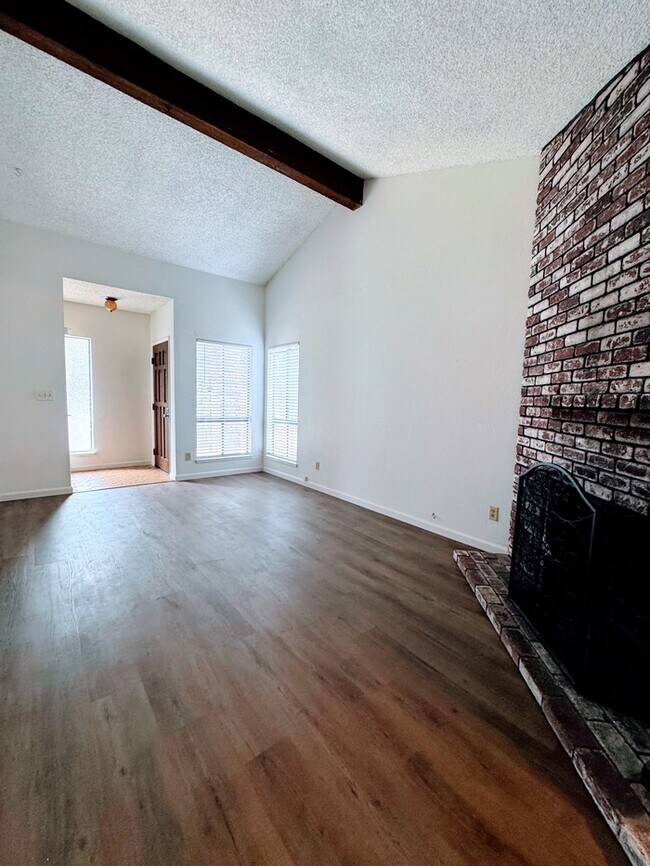 Foto del edificio - Spacious 2 Bedroom Duplex in Sacramento