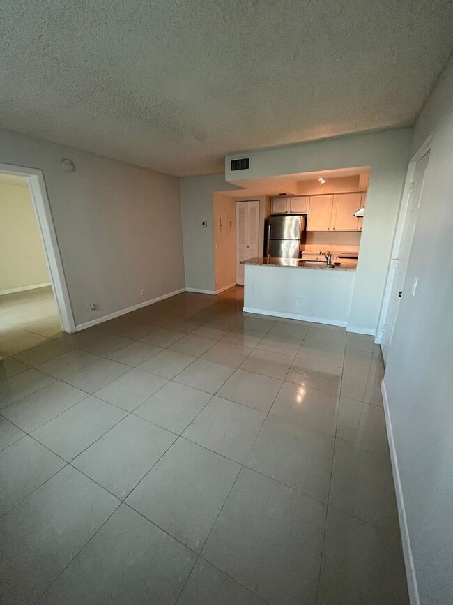 Building Photo - ONE BEDROOM ONE BATHROOM !! WATERFRONT COM...