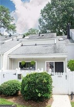 Building Photo - 2685 Meadowlawn Dr