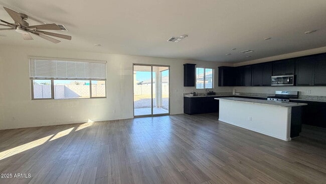 Foto del edificio - 36658 W San Alvarez Ave