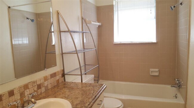 Foto del edificio - 831 Russell Cir