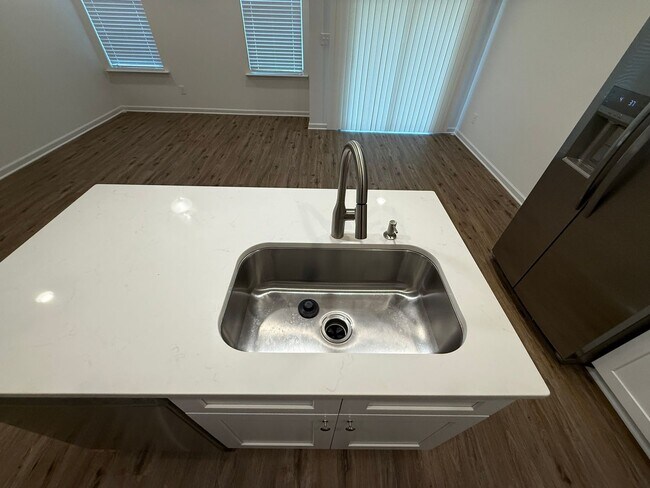 Building Photo - Brand New Townhome Minutes from uptown Cha...