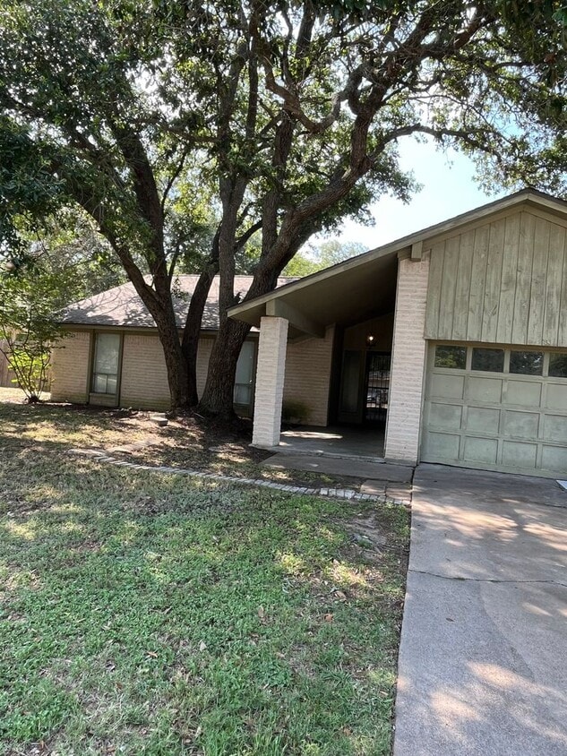 Primary Photo - College Station - 4 bedroom /2 bath House ...