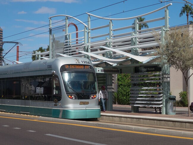 A 7 casas de la parada del tren ligero Encanto - 60 W Lewis Ave