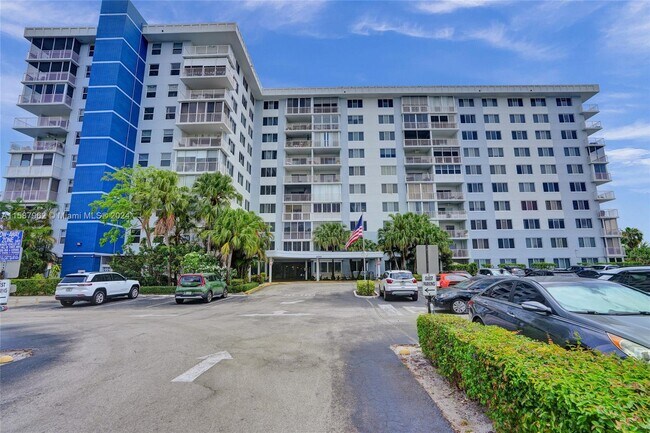Building Photo - 4200 Hillcrest Dr