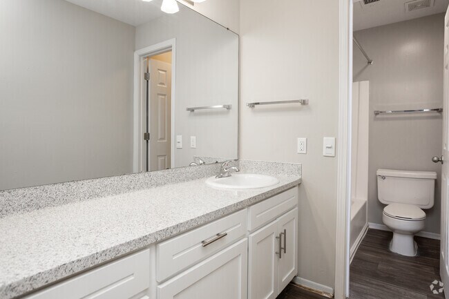 2 habitaciones, 2 baños, 1000 pies cuadrados, baño principal - Milgen Village