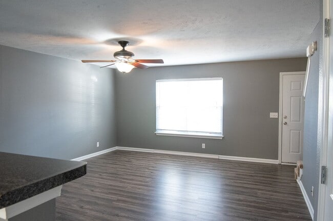 Building Photo - INDIAN PARK END UNIT TOWNHOME!
