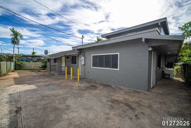 $2,200 / 2 Bed/ 1 Bath Spacious Duplex Centrally Located in Pearl City (Waiawa) - $2,200 /  2 Bed/ 1 Bath Spacious Duplex Centrally Located in Pearl City (Waiawa) House