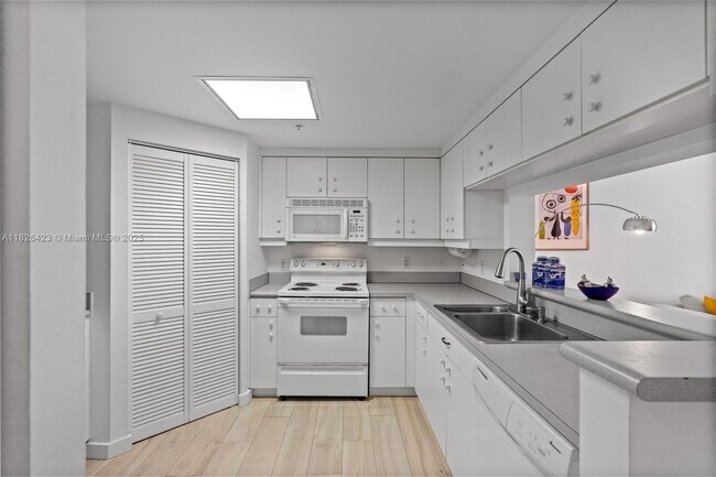 Foto del edificio - 701 Brickell Key Blvd