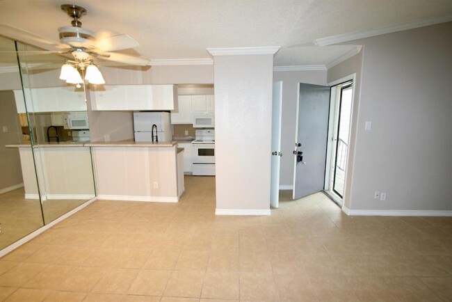 Building Photo - 17401 Red Oak Dr
