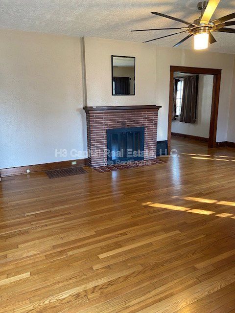 Foto del edificio - 1215 W Main St