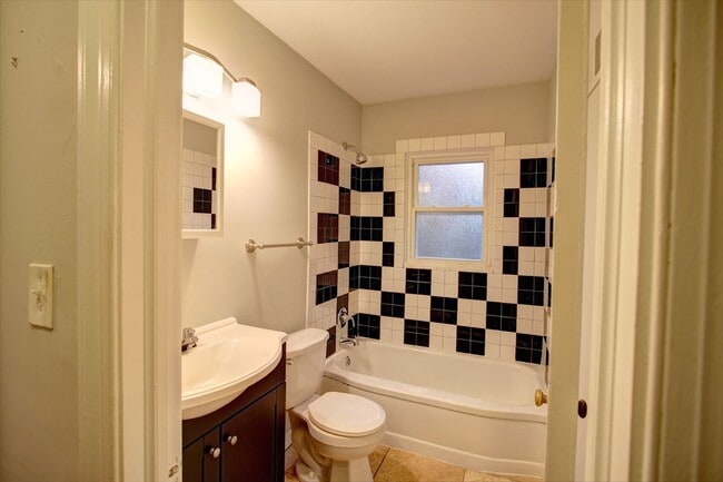 Building Photo - Splendid 2 Bed, 1 Bath Duplex by Northgate...