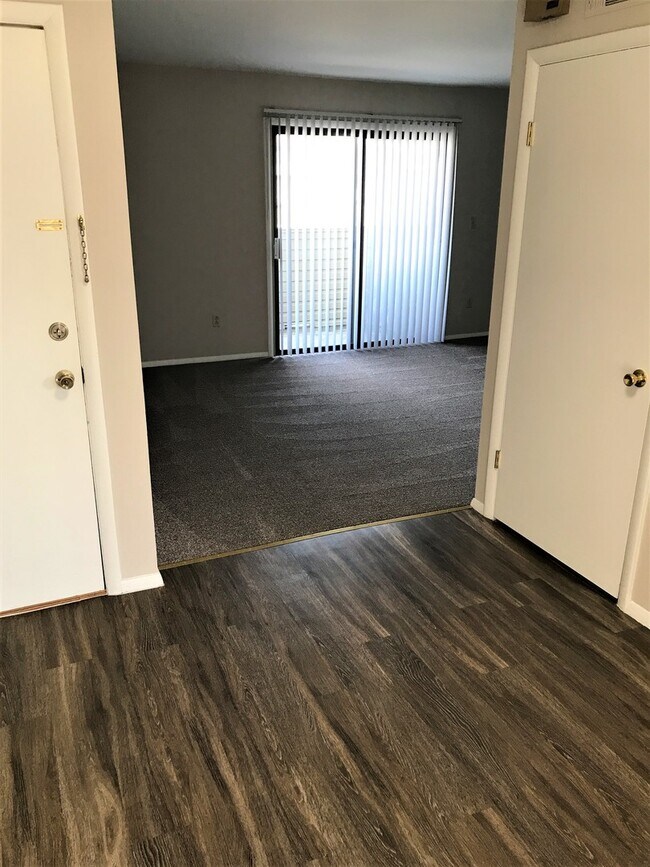 Building Photo - Bright and Updated Apartment with 2 Balconies!