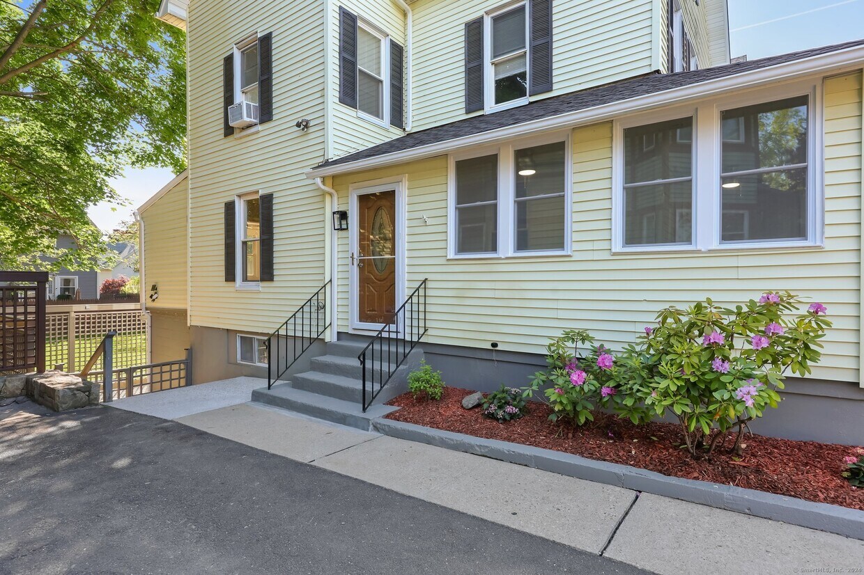 Primary Photo - 37 Quintard Ave