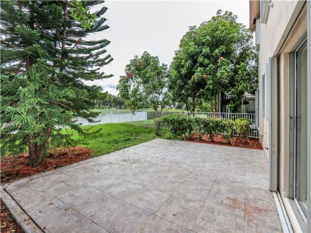 Foto del edificio - 17165 NW 13th St