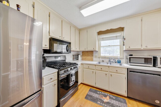 Photo - Available September - Adorable 3 Bed, 2.5 ... House