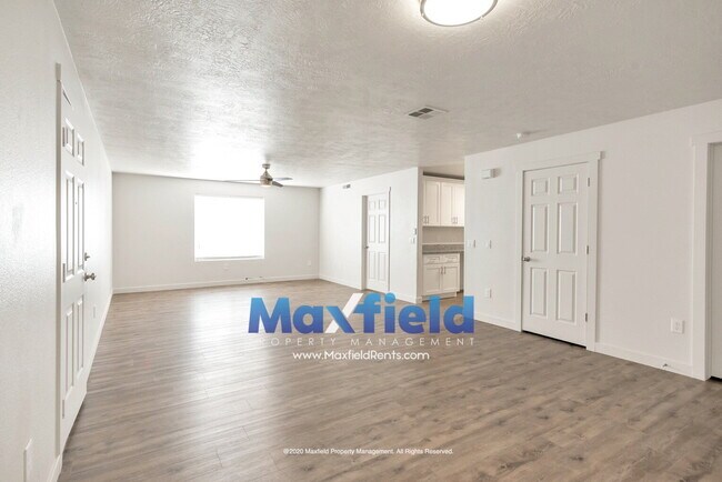Foto del edificio - Pet Friendly Main Floor 3BD 2BA 2GA Unit Near Costco and High School