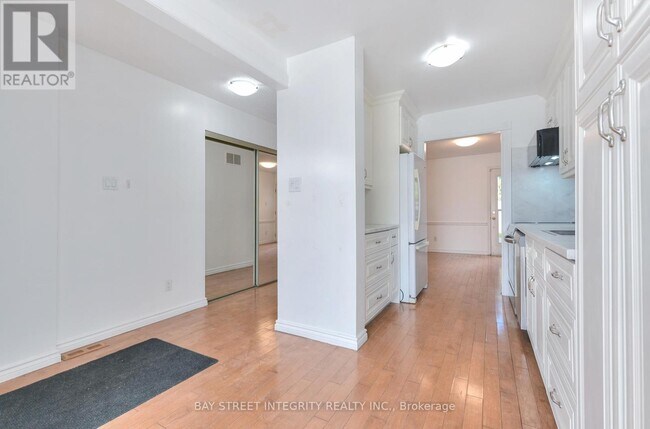 Building Photo - 976 Raintree Ln