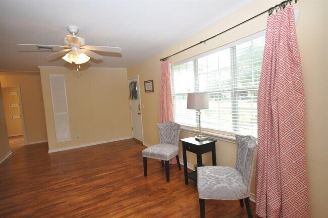 Building Photo - 2427 S Pearland Ave