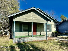 Building Photo - 804 E 13th St