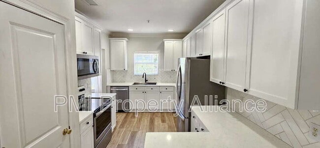 Building Photo - 945 N Fern Creek Ave