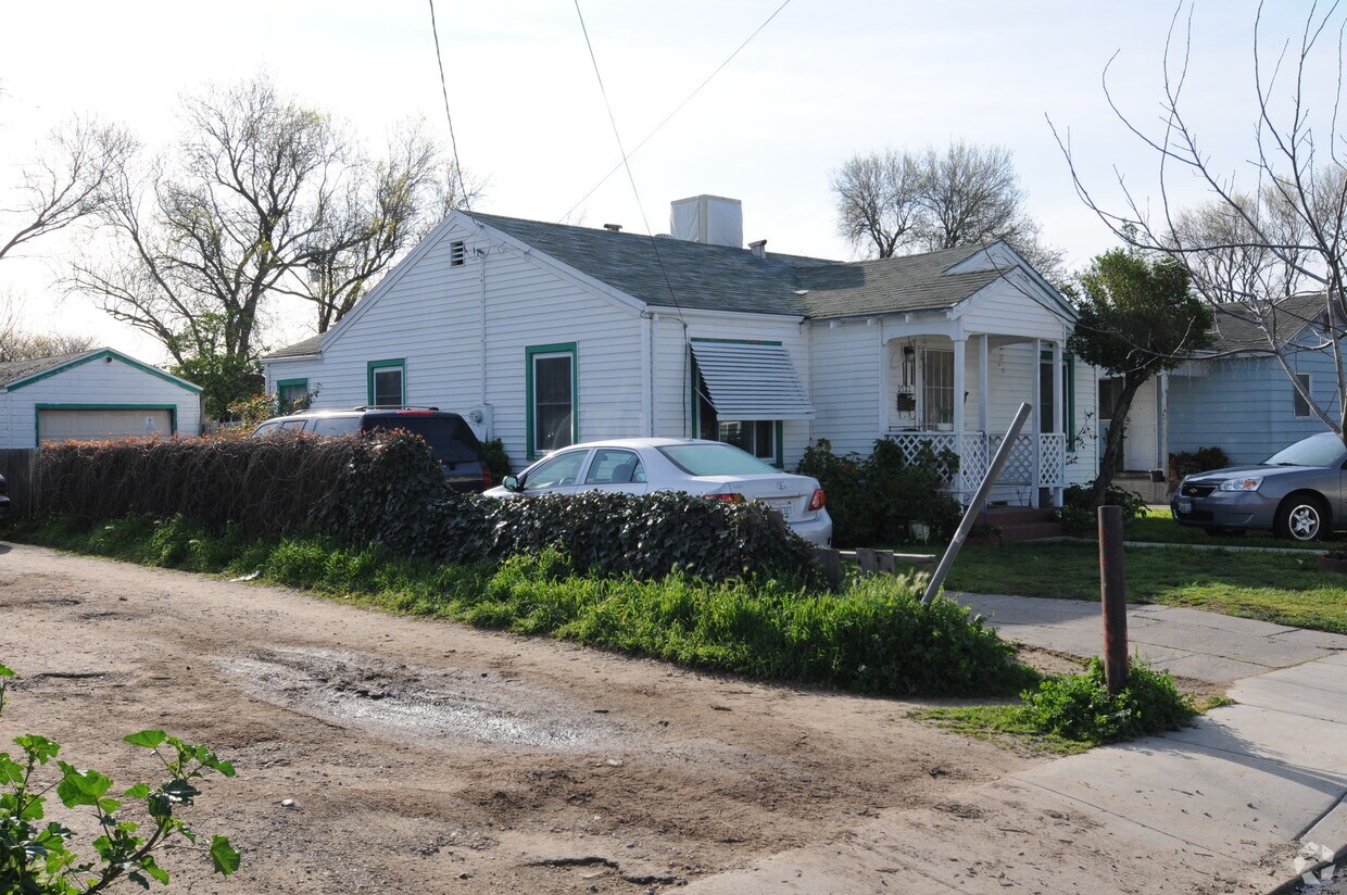 Building Photo - 2322 Holly Dr