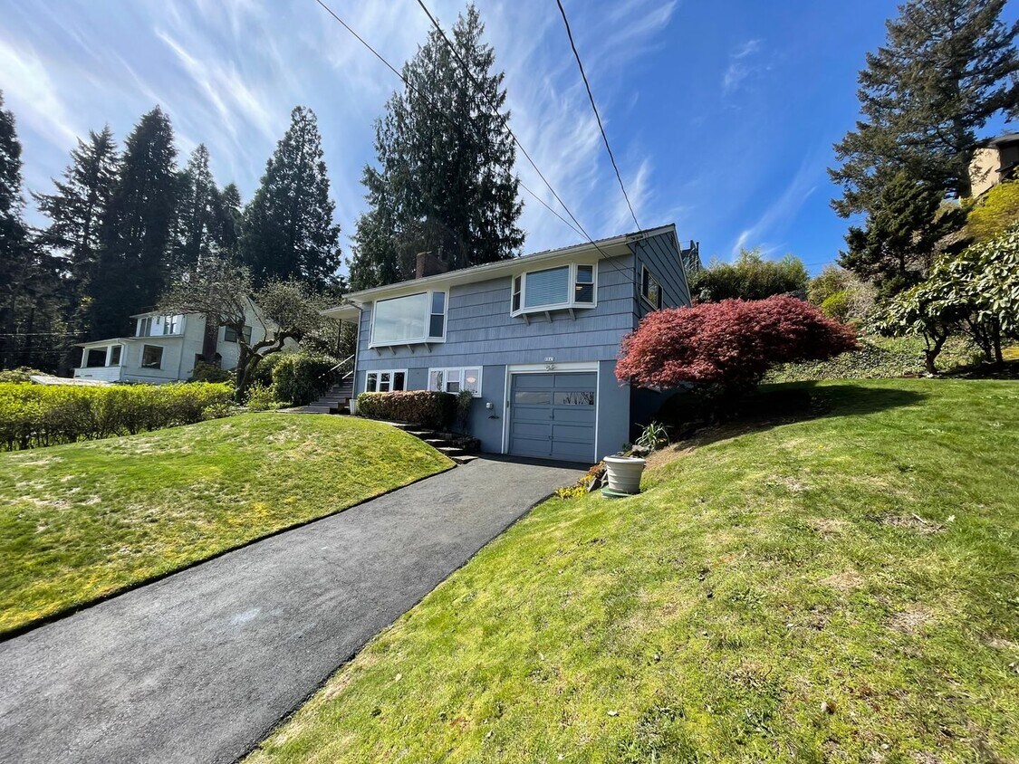 Primary Photo - NW 2 Bed 1.5 Bath + Bonus Room - Amazing M...