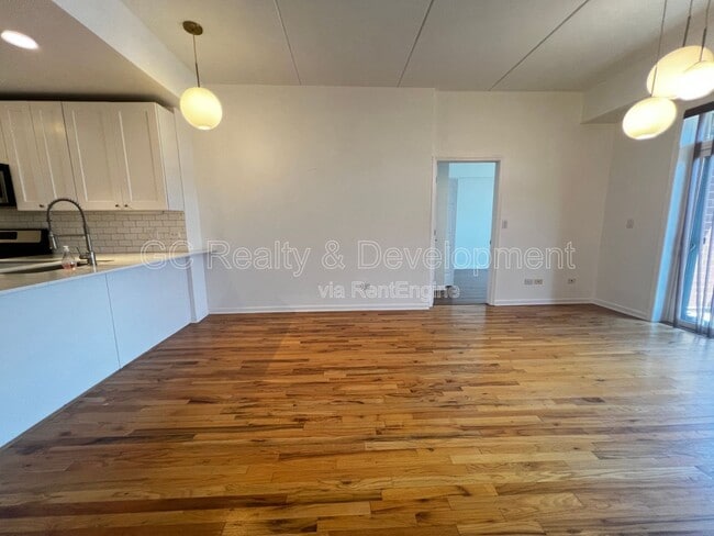 Building Photo - 657 W Fulton St