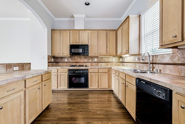Building Photo - 513 Leverkuhn St