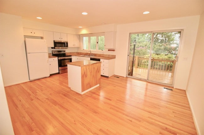 Photo - 10904 Hobson St (Kensington, MD) House