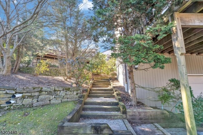 Building Photo - 33 Stonegate Dr