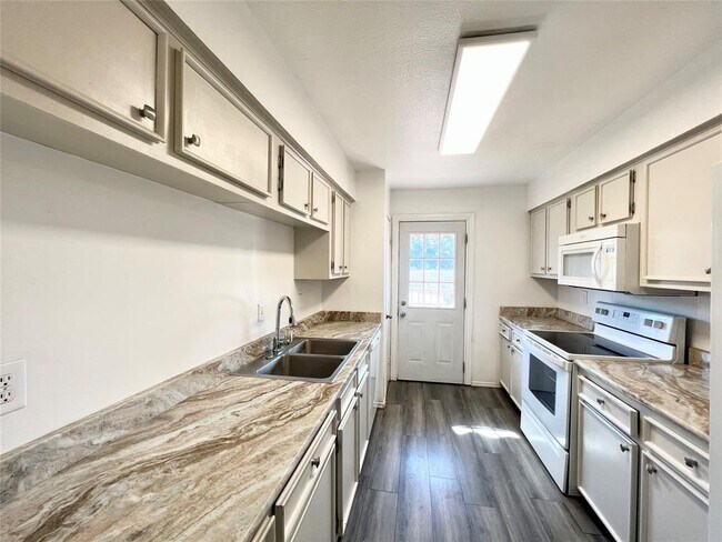 Foto del edificio - 1300 Eagle Lake Rd