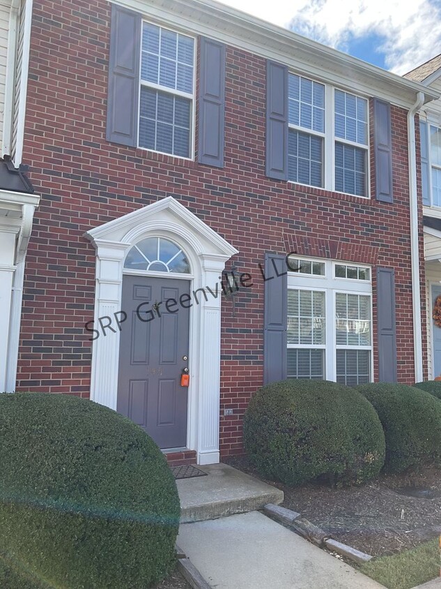 Foto principal - This beautiful brick, move-in-ready townho...