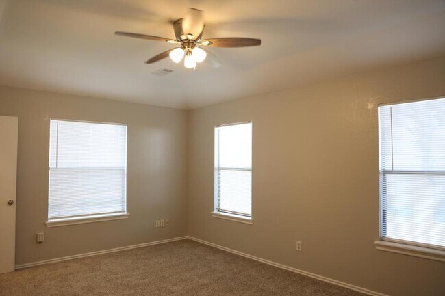 Building Photo - 3419 Lakeland Gardens Dr