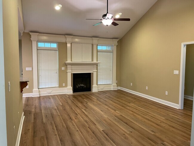 Building Photo - 266 Willow Lake Dr