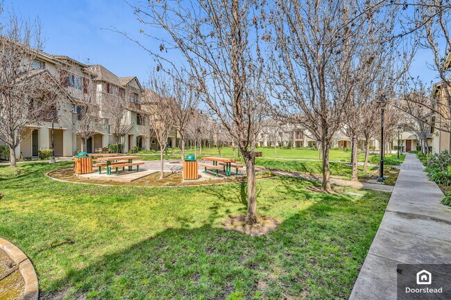 Building Photo - 1083 Westbury Dr