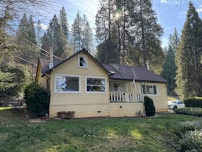 Foto del edificio - Welcome to this charming 3 bedroom, 2 bathroom house located in  Nevada City